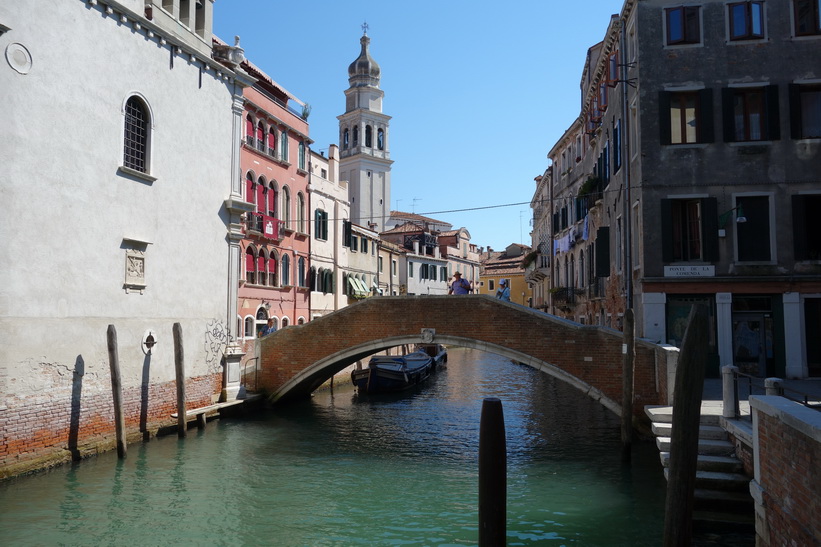 Kanal med vacker arkitektur, Venedig.