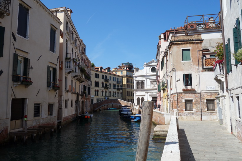 Kanal med vacker arkitektur, Venedig.