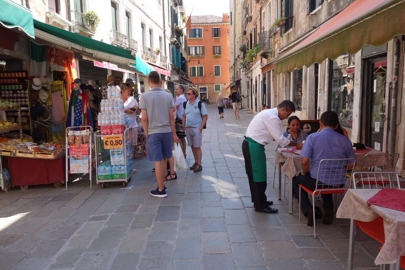 Vardagslivet på en gata i Venedig.