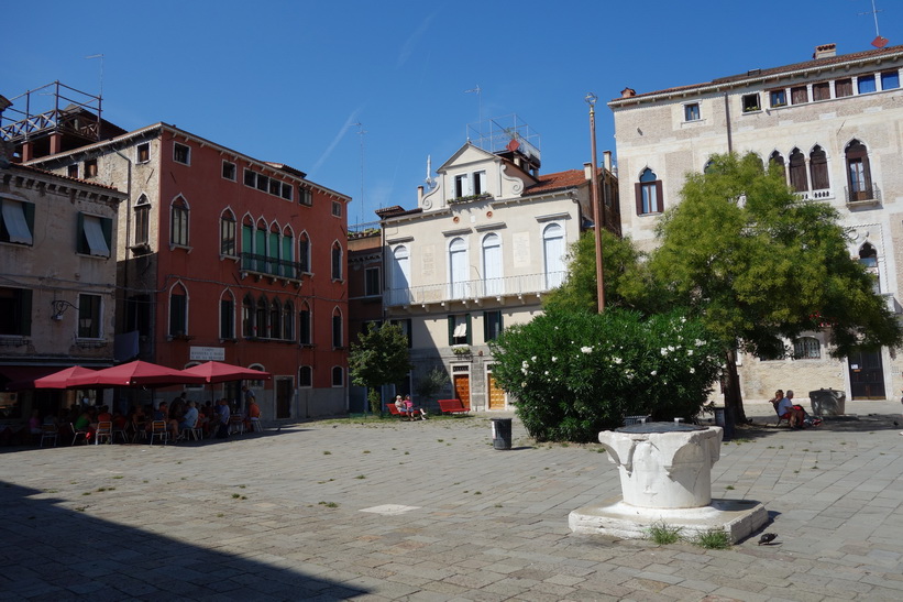 Torget vid Chiesa di San Giovanni Battista in Bragora, Venedig.