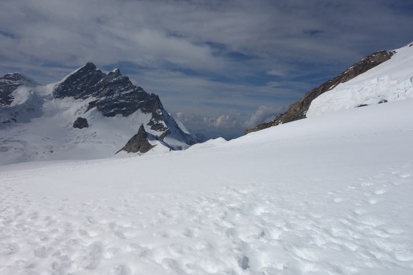 Vy under promenaden från Mönchsjochhütte tillbaka ner till Jungfraujoch.