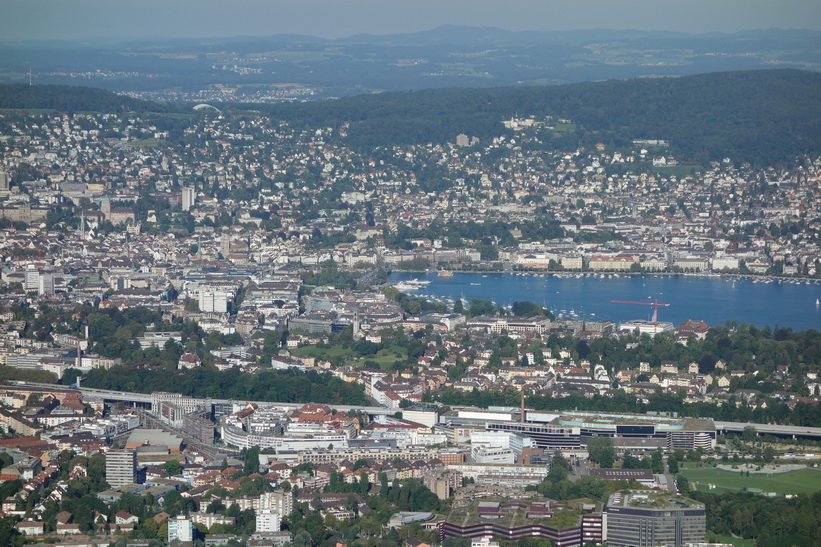 Utsikten från utsiktstornet på toppen av Uetliberg, Zürich.