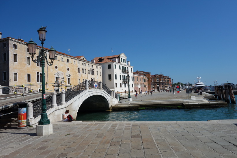 Bro längs Riva degli Schiavoni, Venedig.