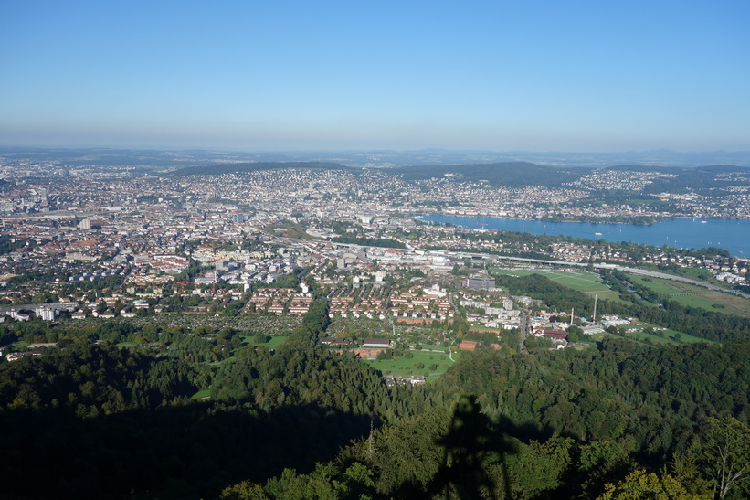 Utsikten från utsiktstornet på toppen av Uetliberg, Zürich.