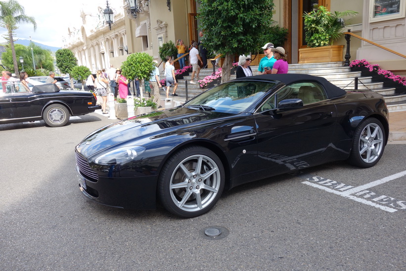 En Aston Martin parkerad vid entrén till Casino Monte-Carlo.