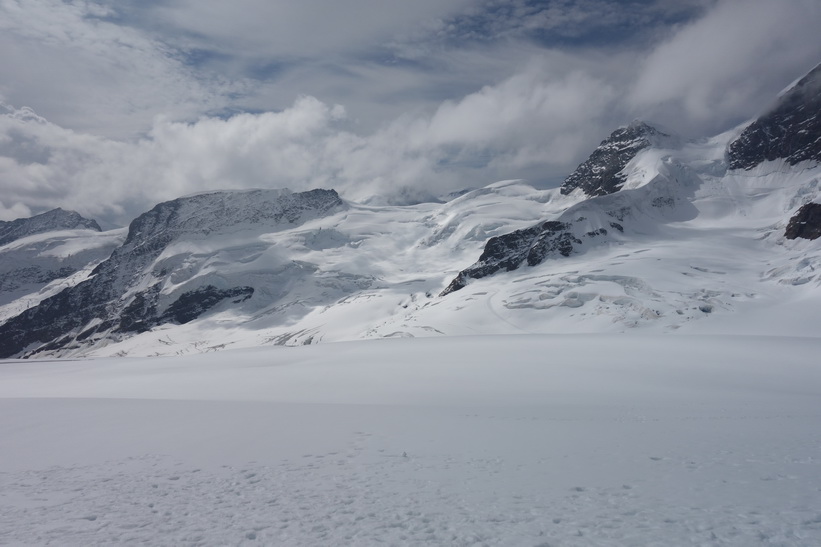 Vy under promenaden från Mönchsjochhütte tillbaka ner till Jungfraujoch.