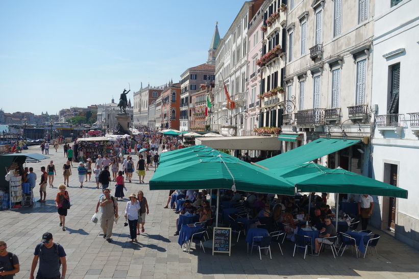 Gatuscen längs gatan Riva degli Schiavoni, Venedig.