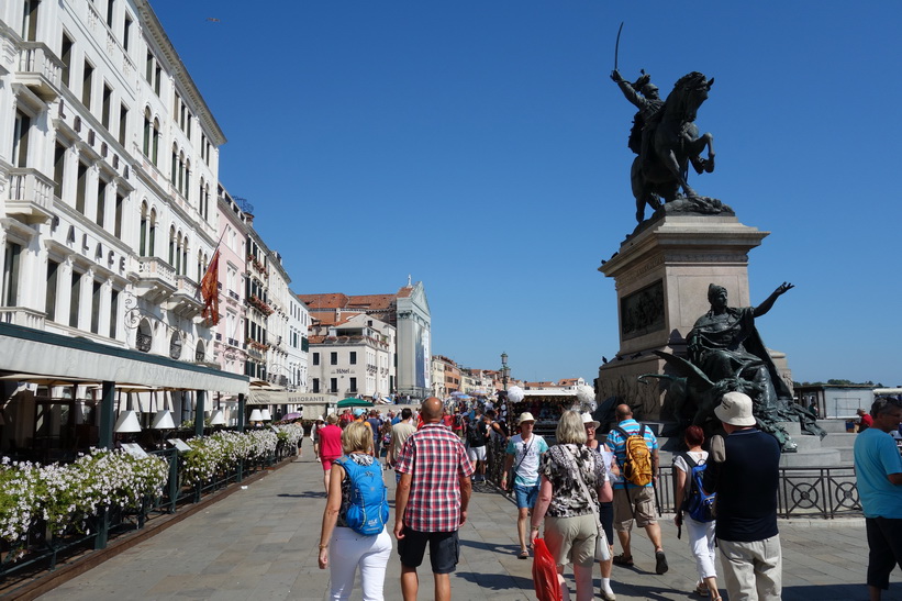 The Victor Emmanuel II Monument längs gatan Riva degli Schiavoni, Venedig.