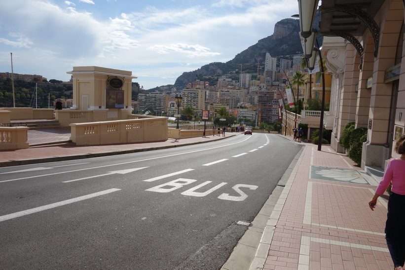 På väg från kasinot ner till downtown Monaco.