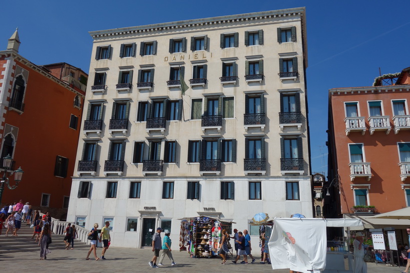 Lyxhotellet Hotel Danieli längs gatan Riva degli Schiavoni, Venedig.