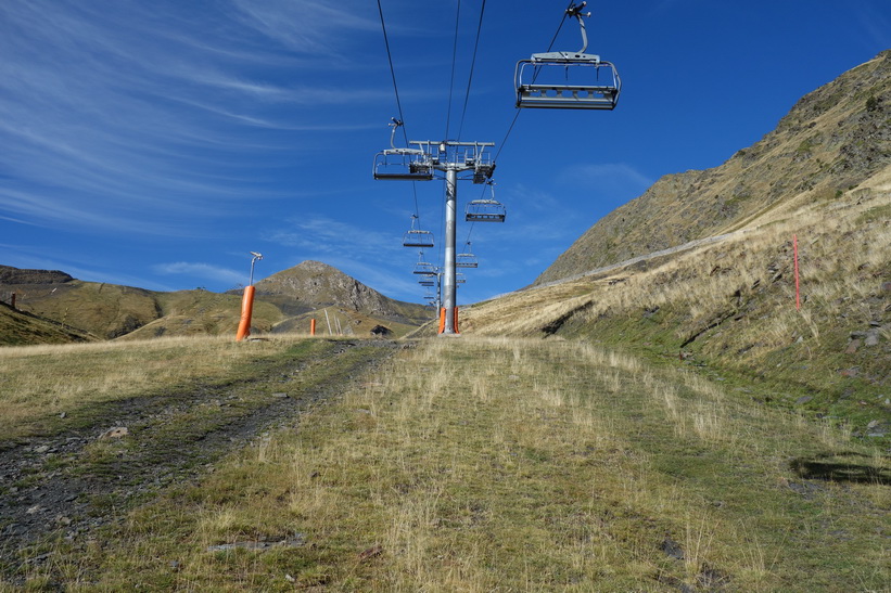 Vandring i riktning upp mot bergstoppen Port Vell från Arinsal.