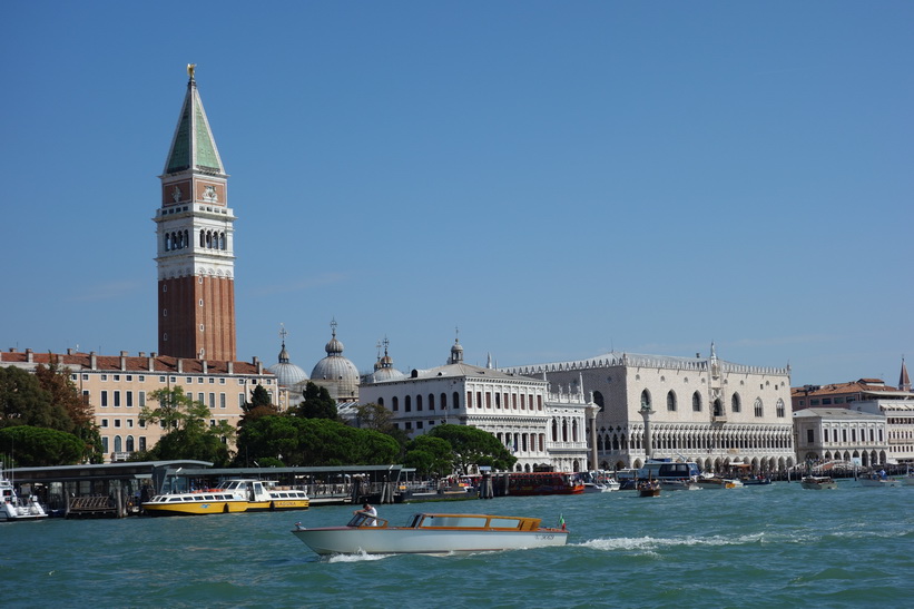 Utsikt från Fondamenta Salute över Grand Canale med Markusplatsens klocktorn till vänster i bild, Venedig.