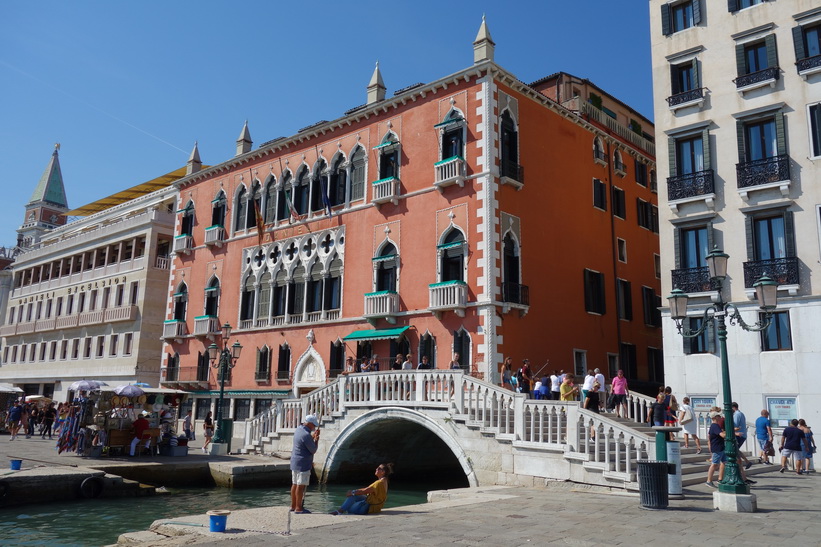 Lyxhotellet Hotel Danieli längs gatan Riva degli Schiavoni, Venedig.