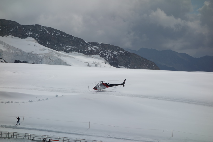 Helikopter vid Jungfraujoch.