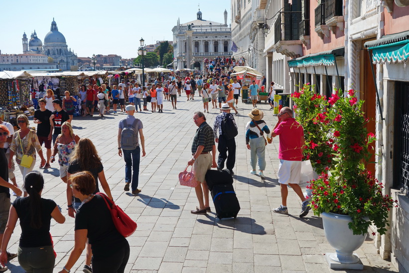 Gatuscen längs gatan Riva degli Schiavoni, Venedig.