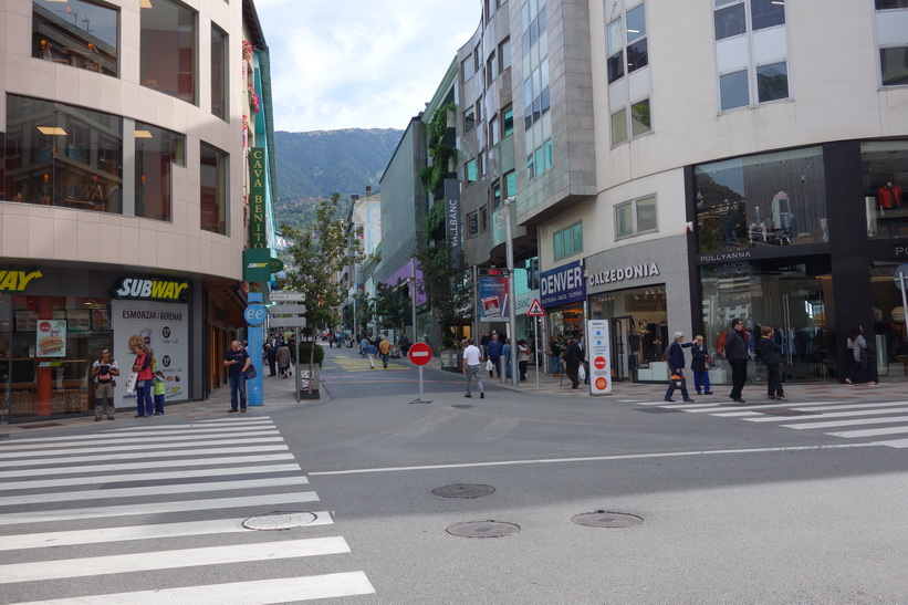 Gatuscen längs gågatan Avinguda Carlemany, Andorra la Vella.