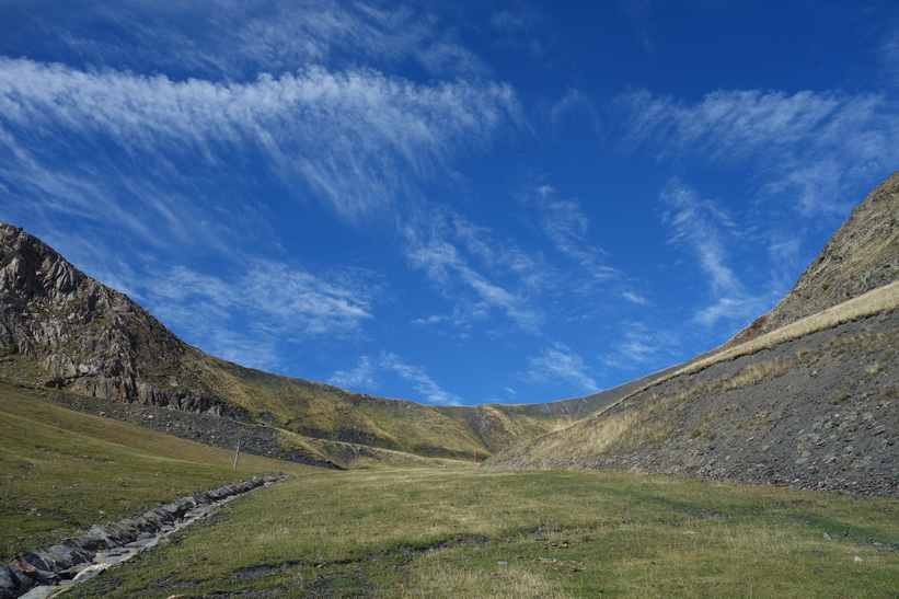 Vandring i riktning upp mot bergstoppen Port Vell från Arinsal.