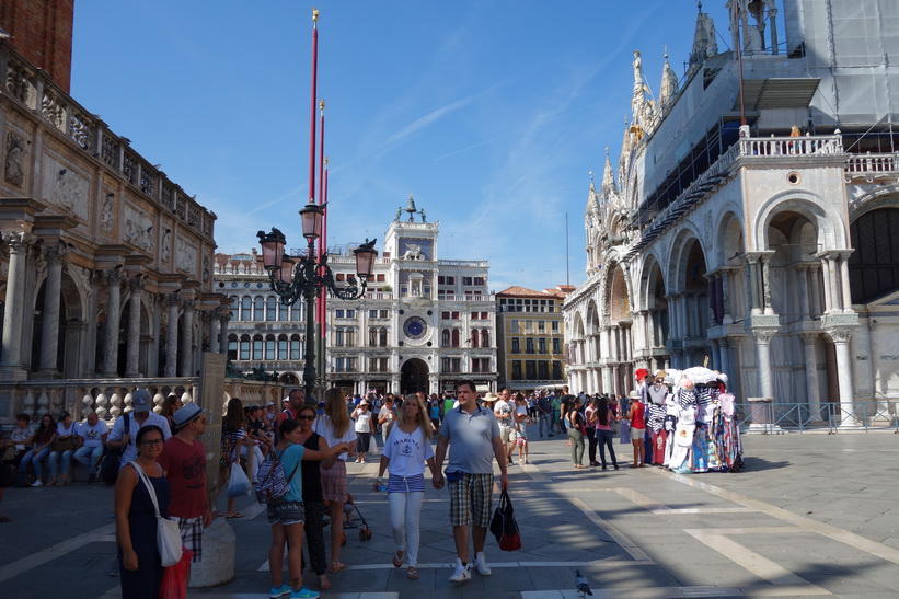 Vackra klocktornet Torre dell'Orologio, Markusplatsen, Venedig.