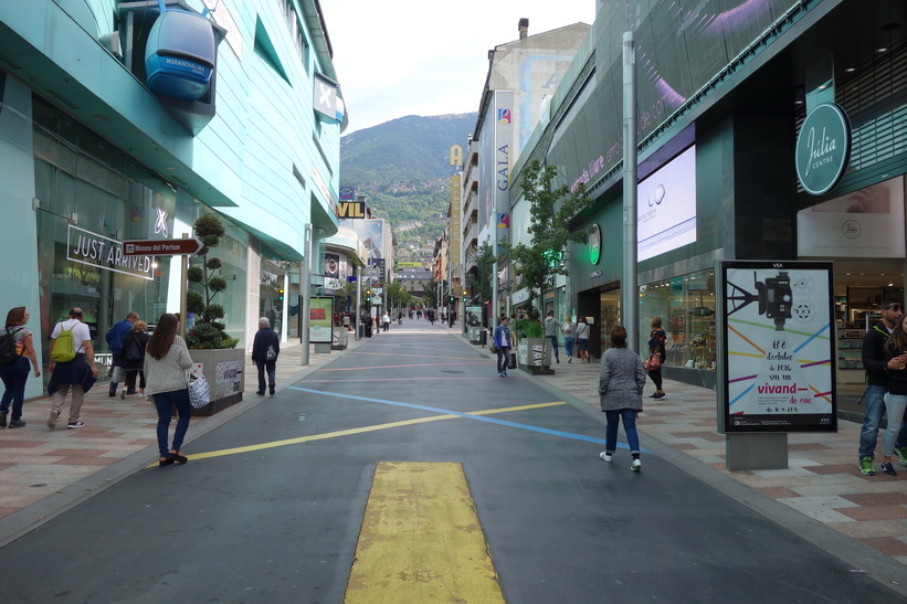 Gatuscen längs gågatan Avinguda Carlemany, Andorra la Vella.