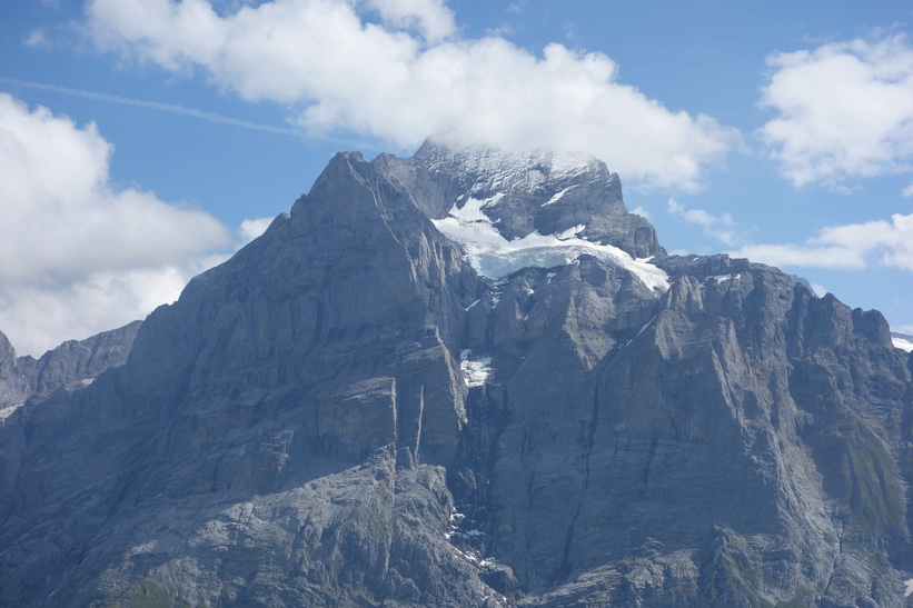 Utsikten mot Wetterhorn från liftkorgen på väg upp mot First från Grindelwald.