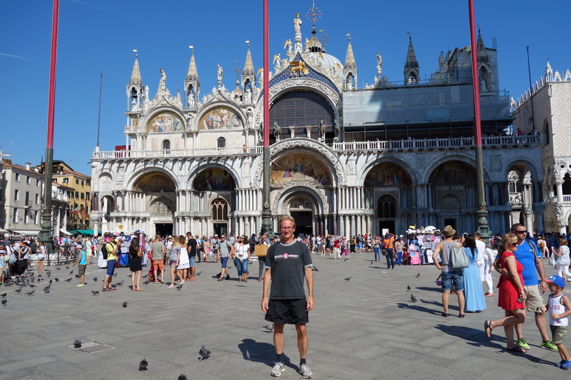 Stefan framför Basilica di San Marco, Markusplatsen, Venedig.