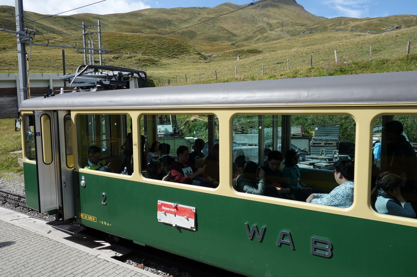 Tåget från Kleine Scheidegg till Lauterbrunnen.