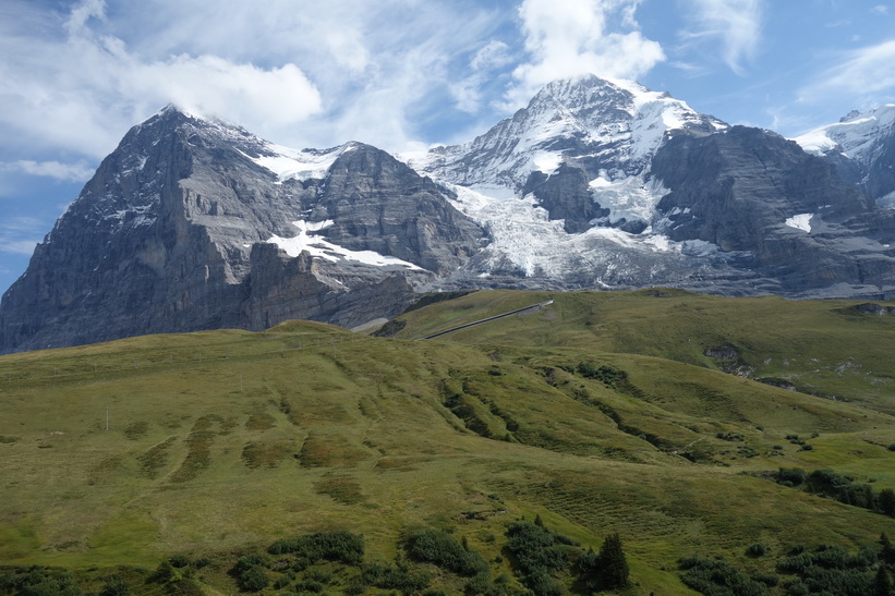 Vy från tåget på sträckan Kleine Scheidegg-Lauterbrunnen.