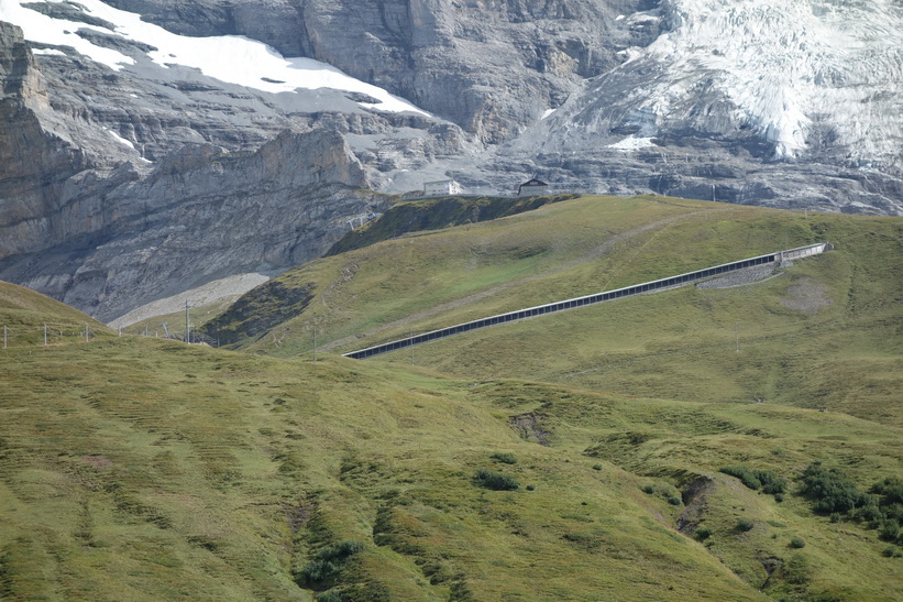 1Vy från tåget på sträckan Kleine Scheidegg-Lauterbrunnen.