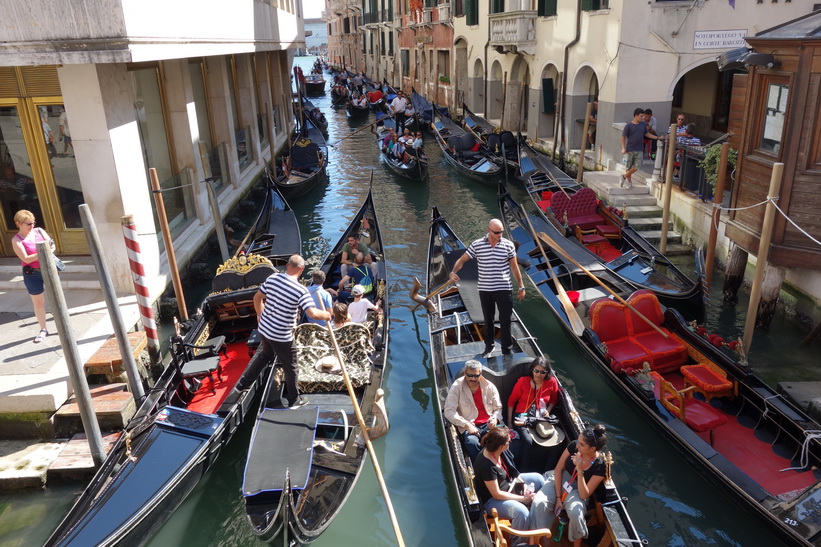 Kanal Rio de S. Moise med gondoler, Venedig.