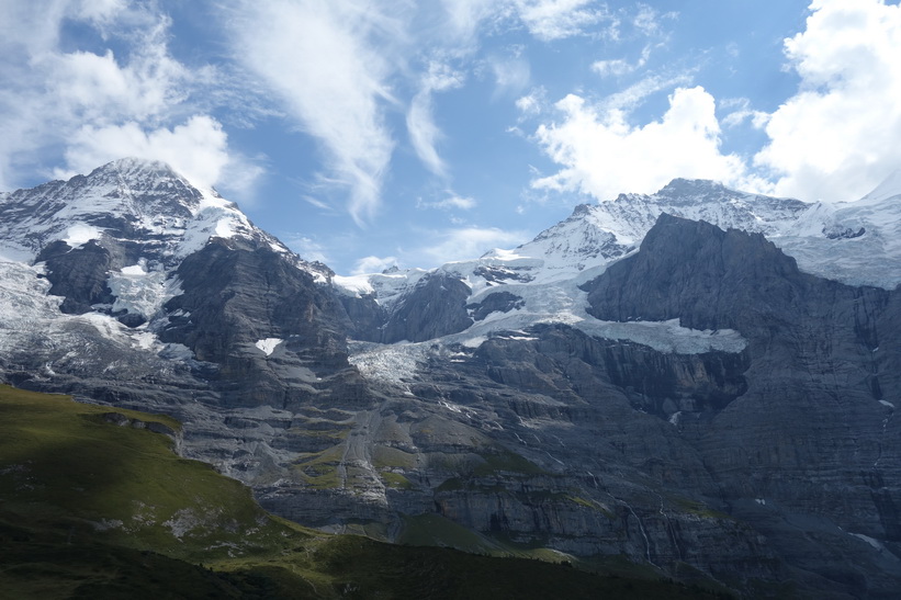 Vy från tåget på sträckan Kleine Scheidegg-Lauterbrunnen.