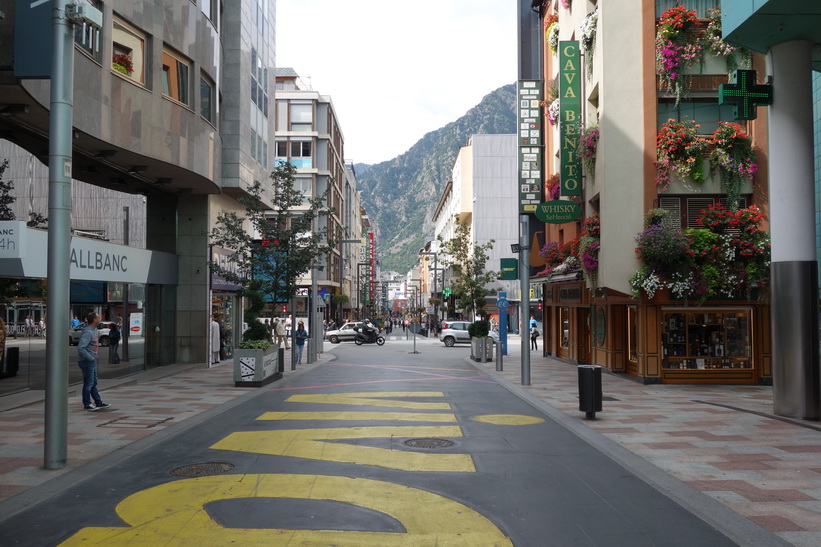 Gatuscen längs gågatan Avinguda Carlemany, Andorra la Vella.