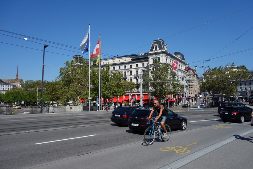 Gatuscen vid Quaibrücke, Zürich.