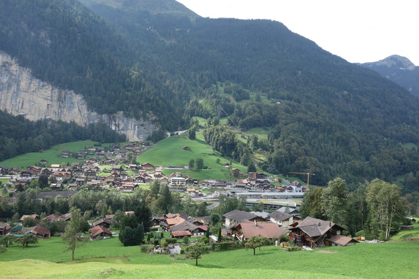 Vy från tåget på sträckan Kleine Scheidegg-Lauterbrunnen.