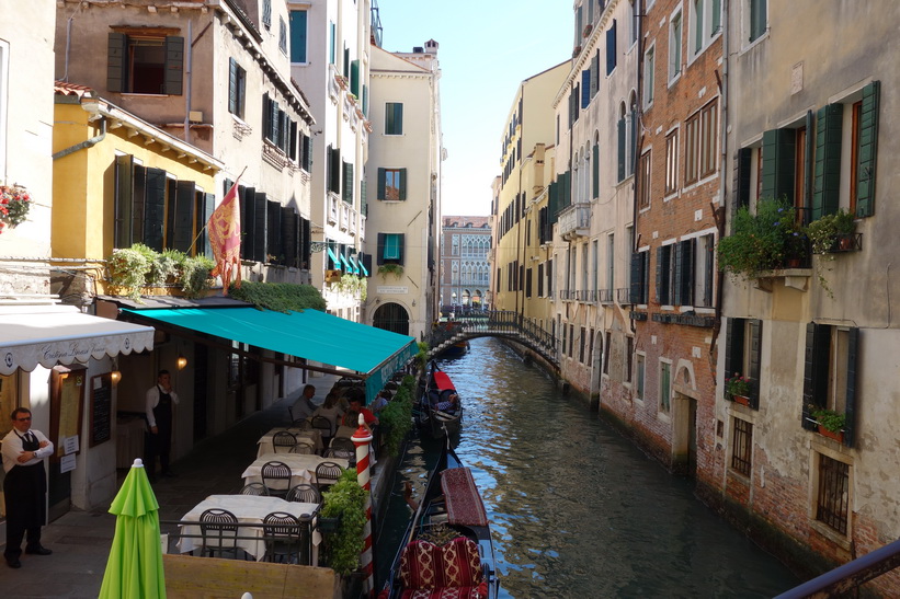 Fridfull kanal med mysig restaurang, Venedig.
