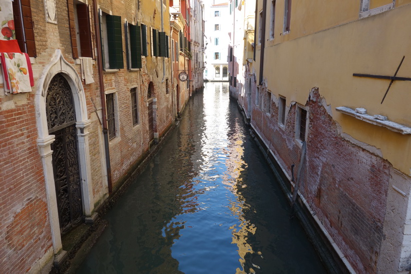 Kanal med gammal arkitektur, Venedig.