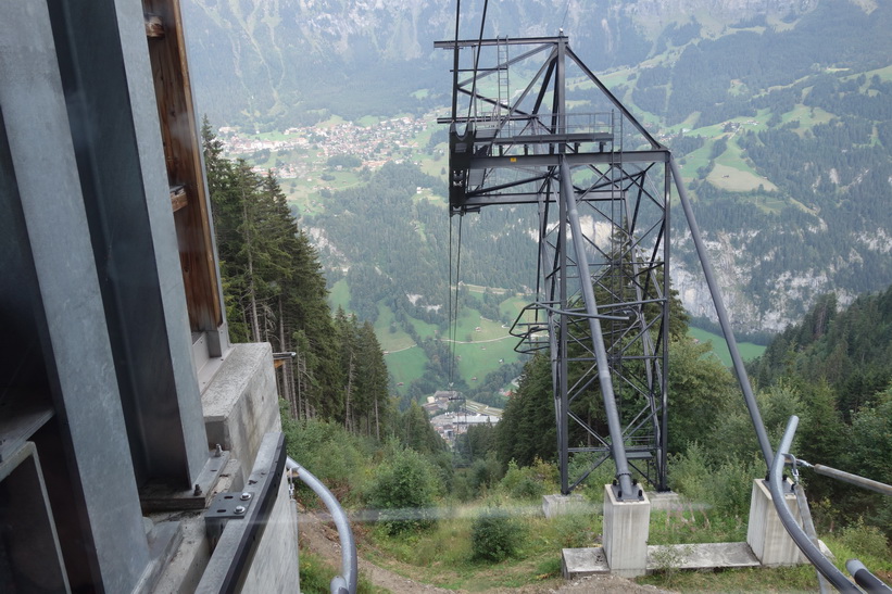 Linbanan från station Grütschalp ner till Lauterbrunnen.