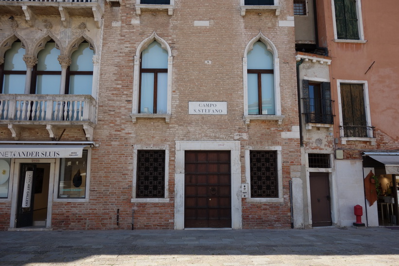 Arkitekturen vid Campo Santo Stefano, Venedig.