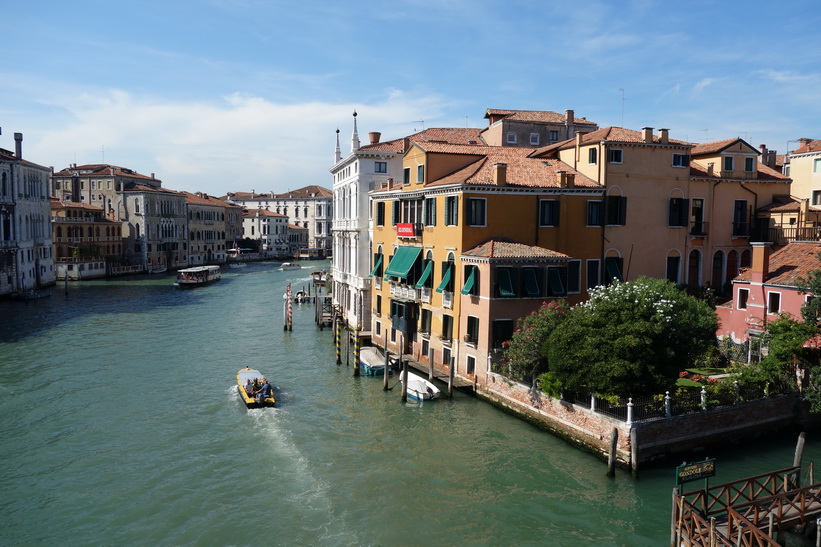 Utsikten från bron Ponte dell'Accademia över Canal Grande, Venedig.