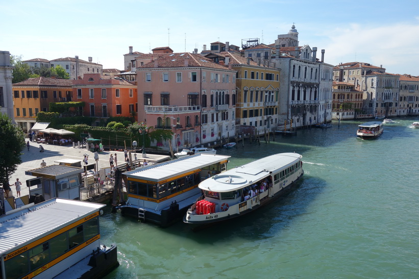 Utsikten från bron Ponte dell'Accademia över Canal Grande, Venedig.