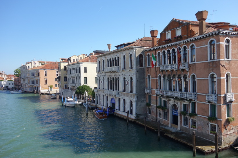 Utsikten från bron Ponte dell'Accademia över Canal Grande, Venedig.