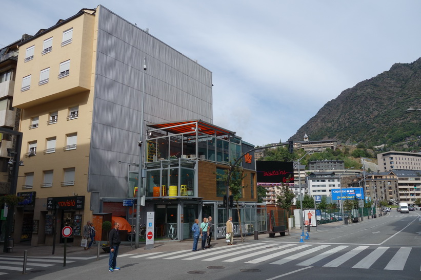 Gatuscen i korsningen där gågatan Avinguda Carlemany byter namn till Avinguda Meritxell, Andorra la Vella.