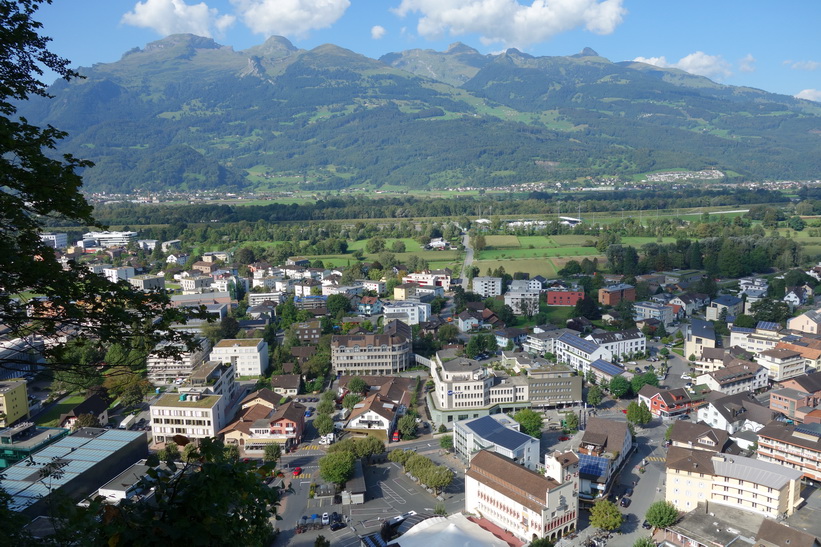 Utsikten över Vaduz och stora delar av Liechtenstein från vägen upp till Vaduz Castle.