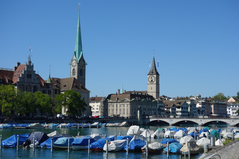 Floden Limmat med Kirche Fraumünster och St. Peterskirche i bakgrunden, Zürich.