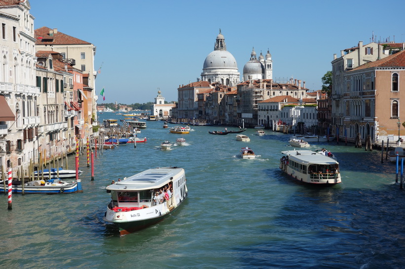 Utsikten från bron Ponte dell'Accademia över Canal Grande, Venedig.