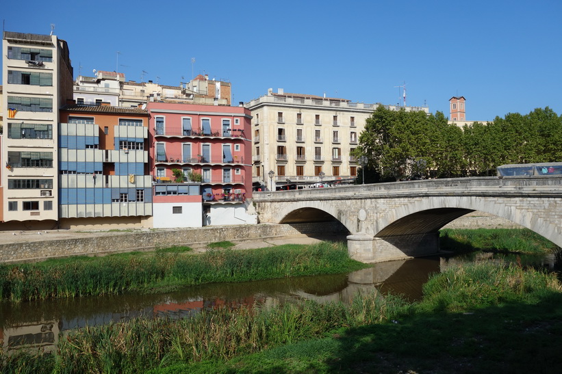 Riu Onyar som rinner genom centrala Girona.