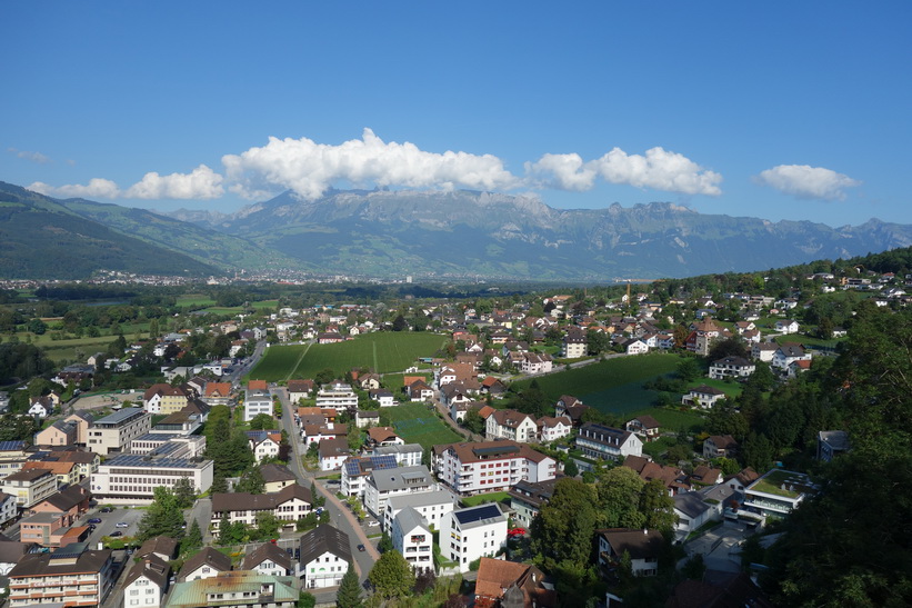 Utsikten över Vaduz och stora delar av Liechtenstein från vägen upp till Vaduz Castle.