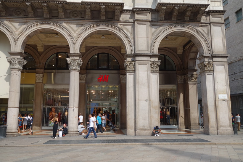 Ytterligare ett fantastiskt H&M-läge, här vid Piazza del Duomo, Milano.