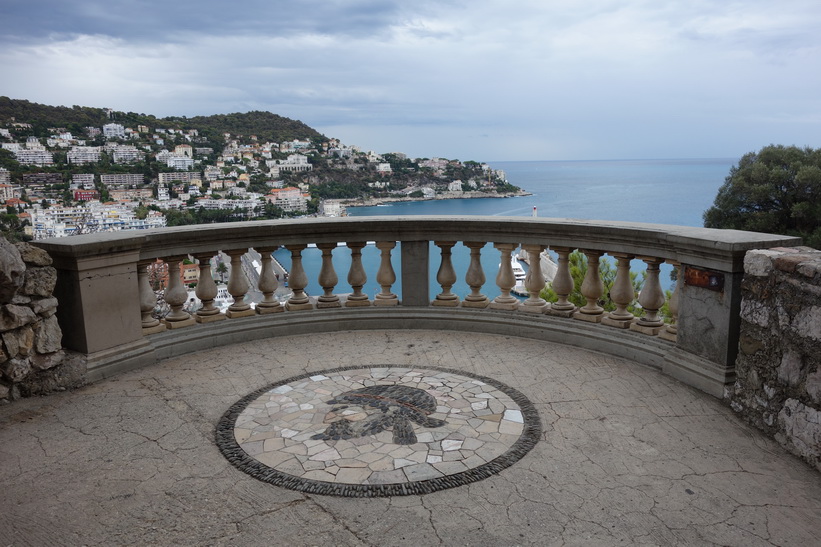 Vacker utsiktsplats med utsikt över hamnen i Nice från Castle Hill (Colline du Chateau).