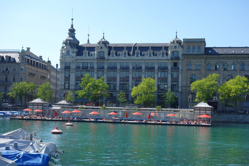 Bad och sol vid floden Limmat i centrala Zürich.