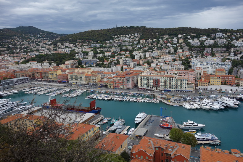 Utsikt över hamnen i Nice från Castle Hill (Colline du Chateau).